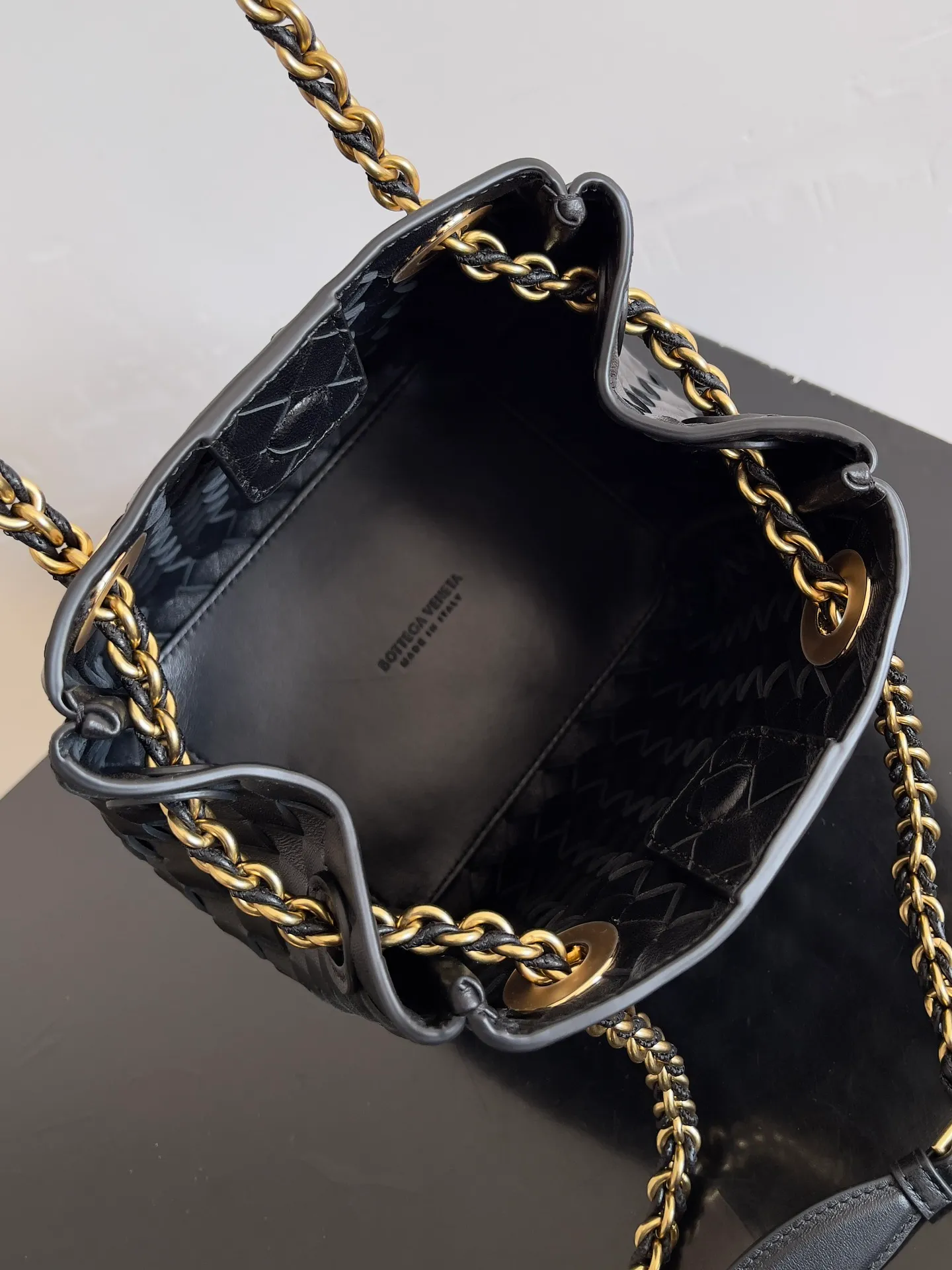 Batch 1860 BV’s new chain parachute bag is a new fashion star. I often hear that bags with metal chain straps are very heavy, but this new parachute bag is equipped with an extremely lightweight chain strap, which makes it light, comfortable and comfortable to carry. The actual effect of carrying it on the upper body is really charming! The classic lambskin braid and the Muse brass chain upgrade the entire bag to a new level. The opening of the bag has a magnetic buckle design, which is full of safety. I believe many friends have been waiting for it for a long time. The metallic chain adds more sophistication to the original softness and elegance. The collision of classic craftsmanship and decent and generous creates a different beauty! Style number: 817175 Size: 21*17*16.5cm